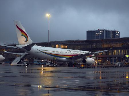 Tibet Airlines lentokone pilvisenä päivänä lentokentällä.