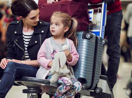 Äiti ja lapsi lentoasemalla