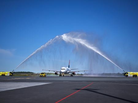 Air Serbia lentokone saamassa vesisuihkutervehdyksen.