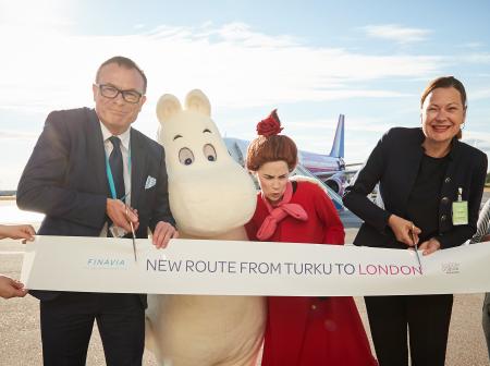 Ribbon cutting at Turku-Luton route opening ceremony.