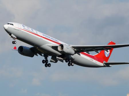 Sichuan Airlinesin lentokone nousemassa taivaalle. 