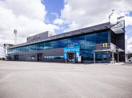 Ulkokuva Turun lentoasemasta aurinkoisena päivänä. 