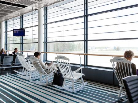 Turun lentoaseman odotustilat, jossa matkustaja istuu keinutuolissa. 