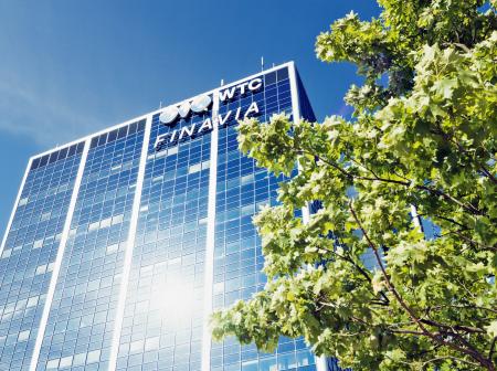 Finavian pääkonttorin WTC-rakennus sinistä taivasta vasten. 