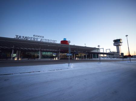 Tampere-Pirkkalan lentoaseman edusta lumisessa maisemassa. 