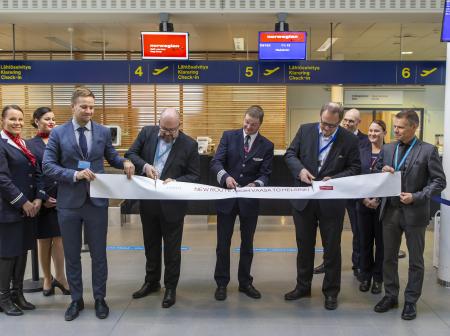 Nauhan leikkaus Vaasa-Helsinki -reitin avajaisissa