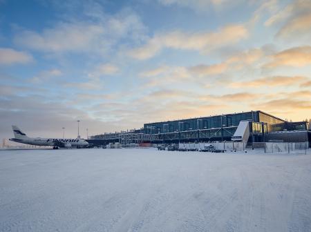 Rovaniemen uudistunut lentoasema ulkoa talvella 2019