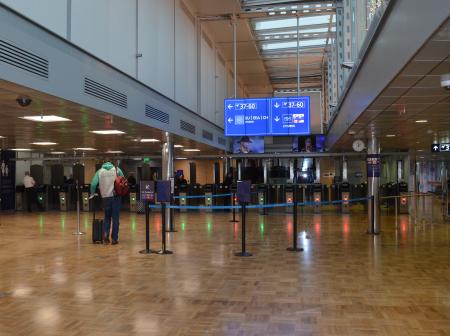 Rajantarkastusalueen itsepalveluautomaatit Helsinki-Vantaan lentoasemalla.