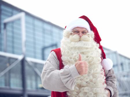 Joulupukki kannustaa Rovaniemen lentoasemalla