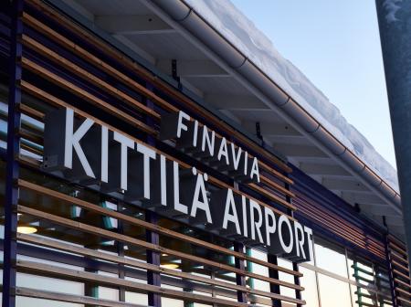 Lähikuva Kittilän lentoaseman nimikyltistä