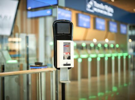 Käsidesiautomaatti Helsinki-Vantaalla