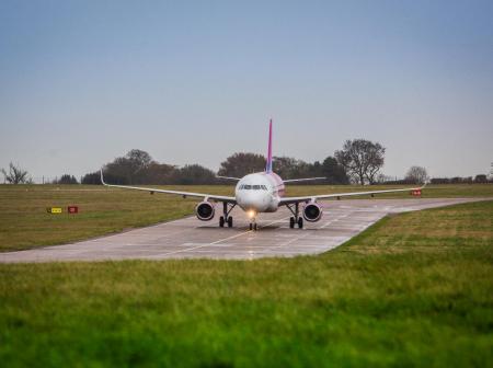 Wizz Airin lentokone kiitotiellä