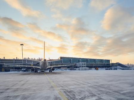 Rovaniemen lentoasema kuvattuna auringonlaskussa
