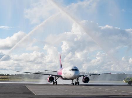 Turku Larnaka avajaislento vesisuihkujen alla