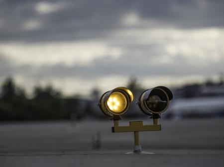 Lähikuva Helsinki-Vantaan kiitotievalosta