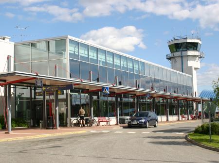 Kuopion lentoaseman terminaali ulkopuolelta.