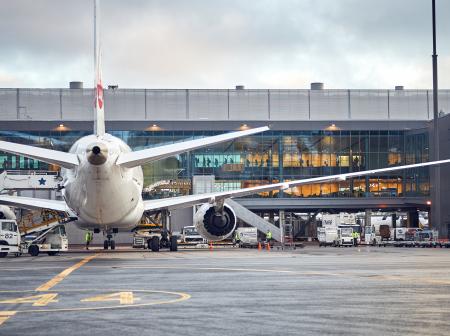 Lentokone Helsinki-Vantaan lentoaseman asematasolla länsisiiven edessä.