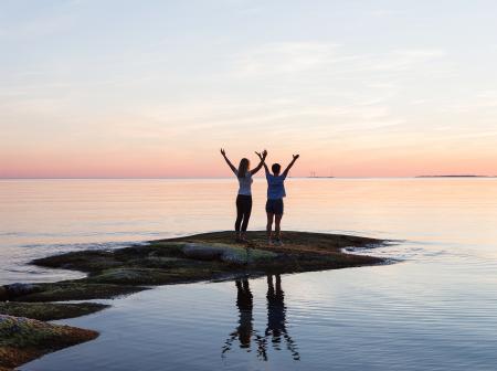 Lapsia vilkuttamassa kalliolla Ahvenanmaalla.