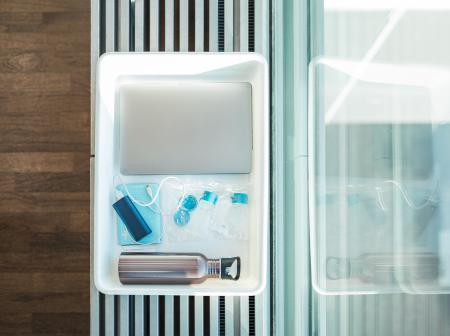 Tavaroita turvatarkastuslaatikossa