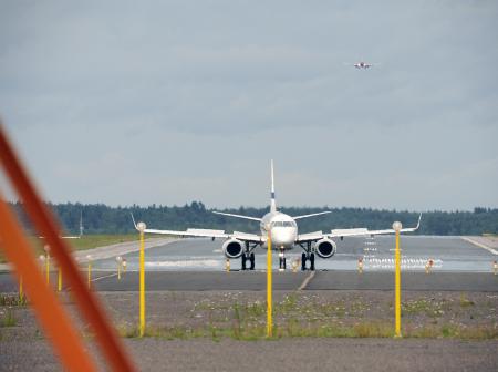 Lentokone kiitotien päässä