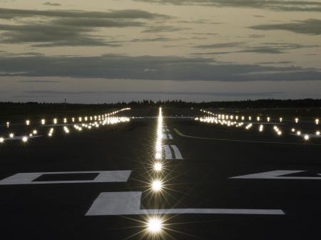 Lähikuva kiitotiestä yöaikaan