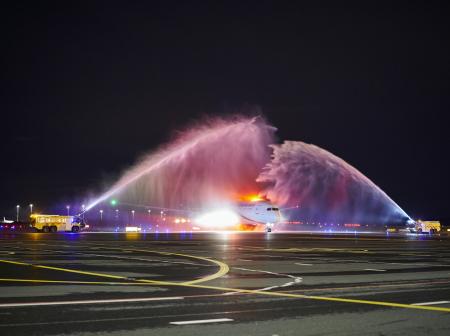 Junayao Air saapuu avauslennollaan Helsinki-Vantaalle ja saa vesitervehdyksen.