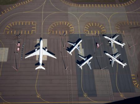 Lentokoneet Helsinki-Vantaalla huputettuna asematasolla. 