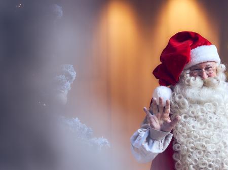 Joulupukki vilkuttaa lentoasemalla. 