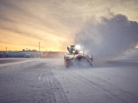 Talvikunnossapitokalusto linkoaa lunta Ivalon lentoasemalla