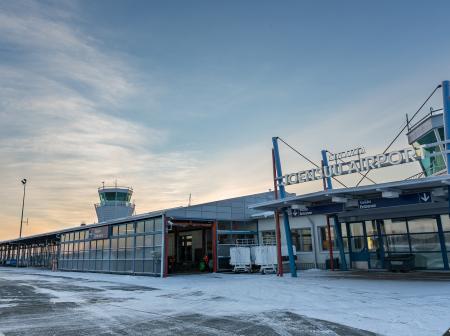 Joensuun lentoaseman terminaalirakennus edestä kuvattuna