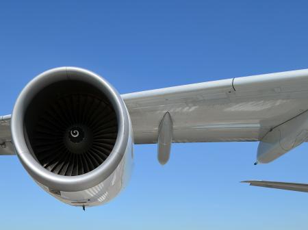 Lähikuva lentokoneen moottorista