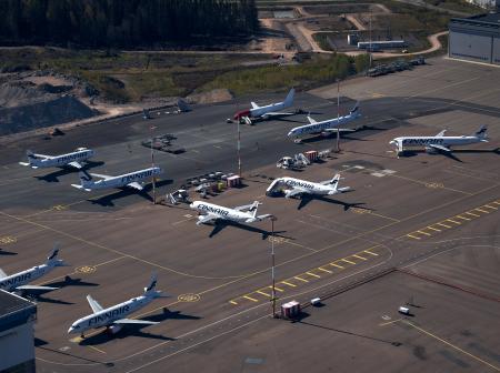 Pysäköintyjä koneita Helsinki-Vantaan lentoasemalla
