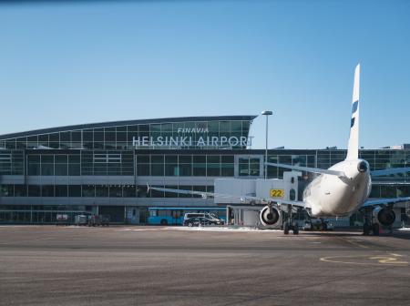 Lentokone asematasolla Helsinki-Vantaan lentoasemalla. 