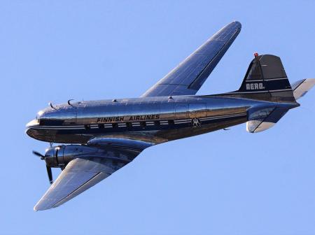 Vanha DC-3-lentokone lentää
