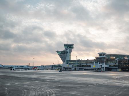 Helsinki-Vantaan lentoaseman asemataso ja terminaalirakennus