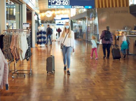 Matkustaja korona-aikana maski naamalla