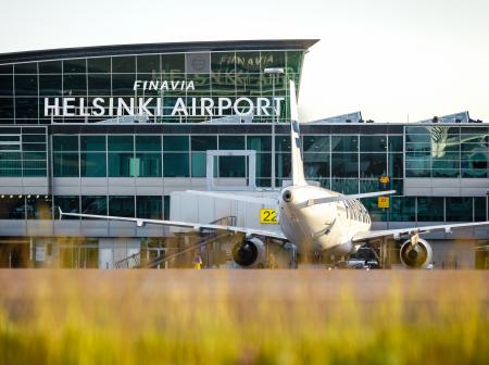 Helsinki-Vantaan lentoaseman terminaali ja lentokone
