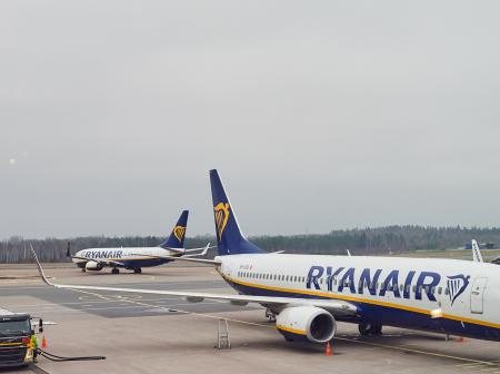 Ryanairin lentokoneet asematasolla. 