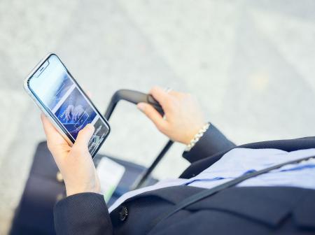 Henkilöllä on puhelin kädessä.