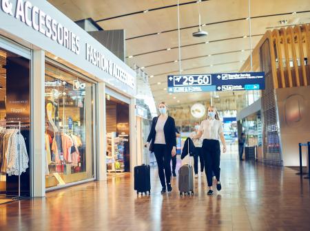 Naiset ostoksilla Helsinki-Vantaalla.