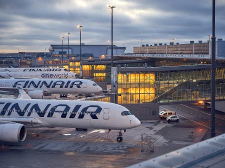 Finnairin koneet länsisiiven luona Helsinki-Vantaan lentoasemalla.