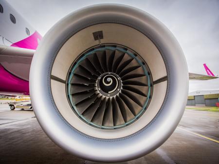 Lähikuva Wizzairin lentokoneen turbiinista