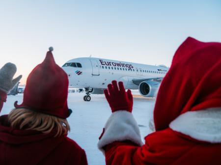 Joulupukki vilkuttaa Eurowingsin lentokoneelle