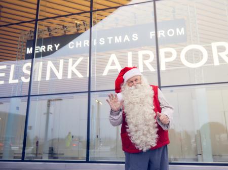 Joulupukki Helsinki-Vantaan terminaali 2:n kyltin edessä