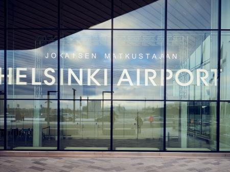 Interaktiivinen kyltti Helsinki-Vantaan lentoasemalla. 