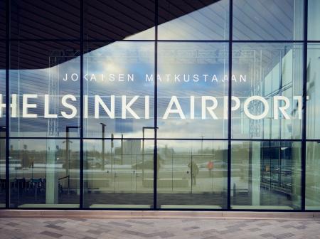 Interaktiivinen kyltti Helsinki-Vantaan lentoasemalla. 