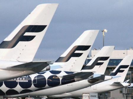 Neljä Finnairin lentokoneen pyrstöä lähikuvassa