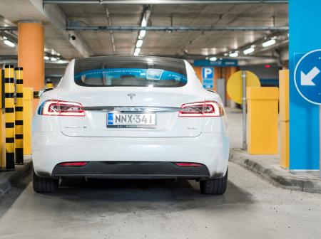 Auto ajamassa pysäköintialueelle Helsinki-Vantaan lentoasemalla