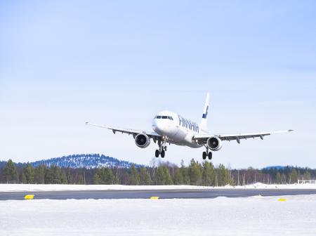 Lentokone laskeutuu Ivalon lentoasemalle. 