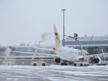 Lentokone jäänpoistossa terminaalin vieressä